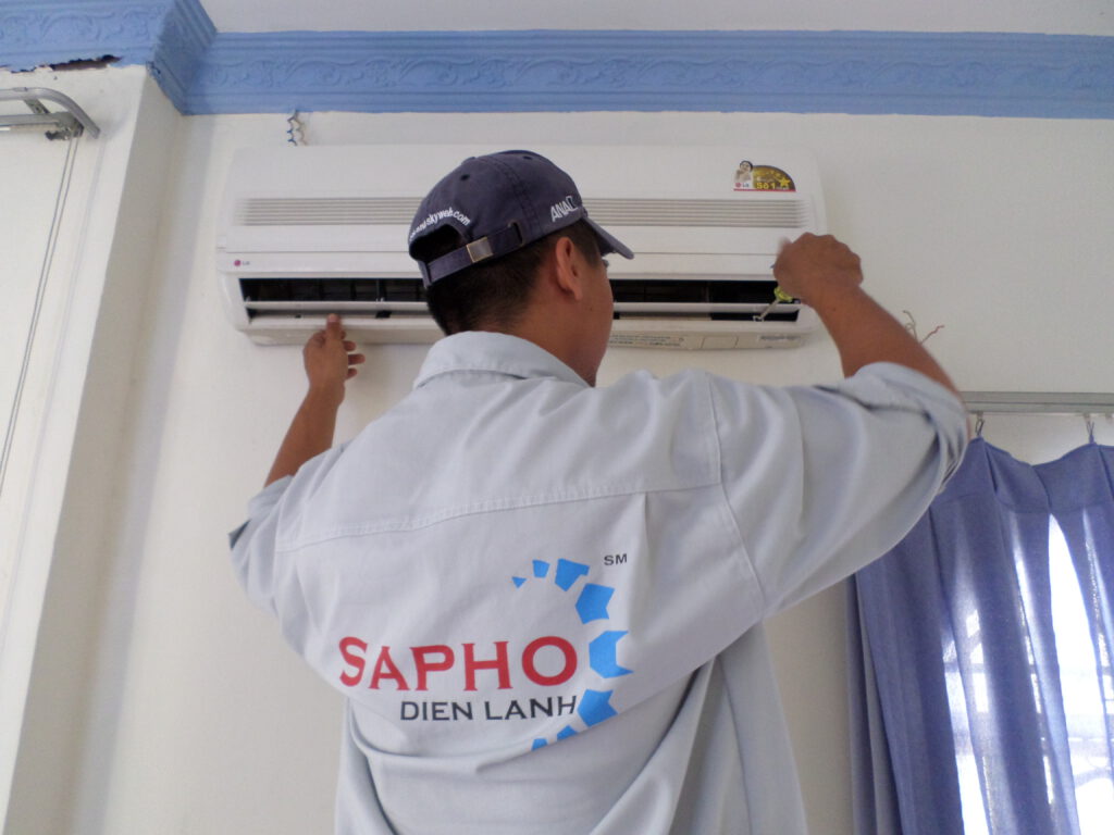 thợ đang tháo máy lạnh để di dời