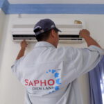 thợ đang tháo máy lạnh để di dời